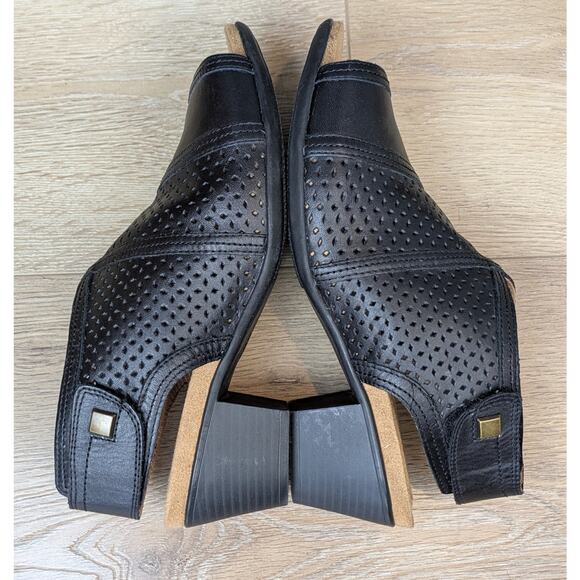 Array Leather Ankle Sandals Black 9.5 Laser Cut Block Heel Peep Toe Comfort NEW - Picture 3 of 12